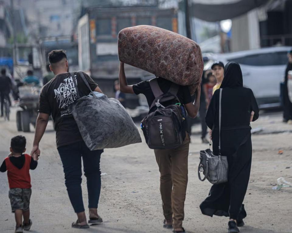 Israel’s army chief Eyal Zamir has approved the “main concept” for a new Gaza operation, even as tensions with Prime Minister Benjamin Netanyahu spill into public view. Netanyahu insists the war will continue until all hostages are freed and Hamas is defeated. Fresh raids and street battles were reported around Gaza City as diplomats debate who could govern the enclave after the fighting. Keywords: Israel Gaza offensive, Eyal Zamir, Benjamin Netanyahu, Gaza City clashes, Hamas, hostage deal, Middle East crisis, post-war governance.

📷Palestinians began migrating to safe areas following Israeli attacks in Gaza City
Photograph: Anadolu/Getty Images